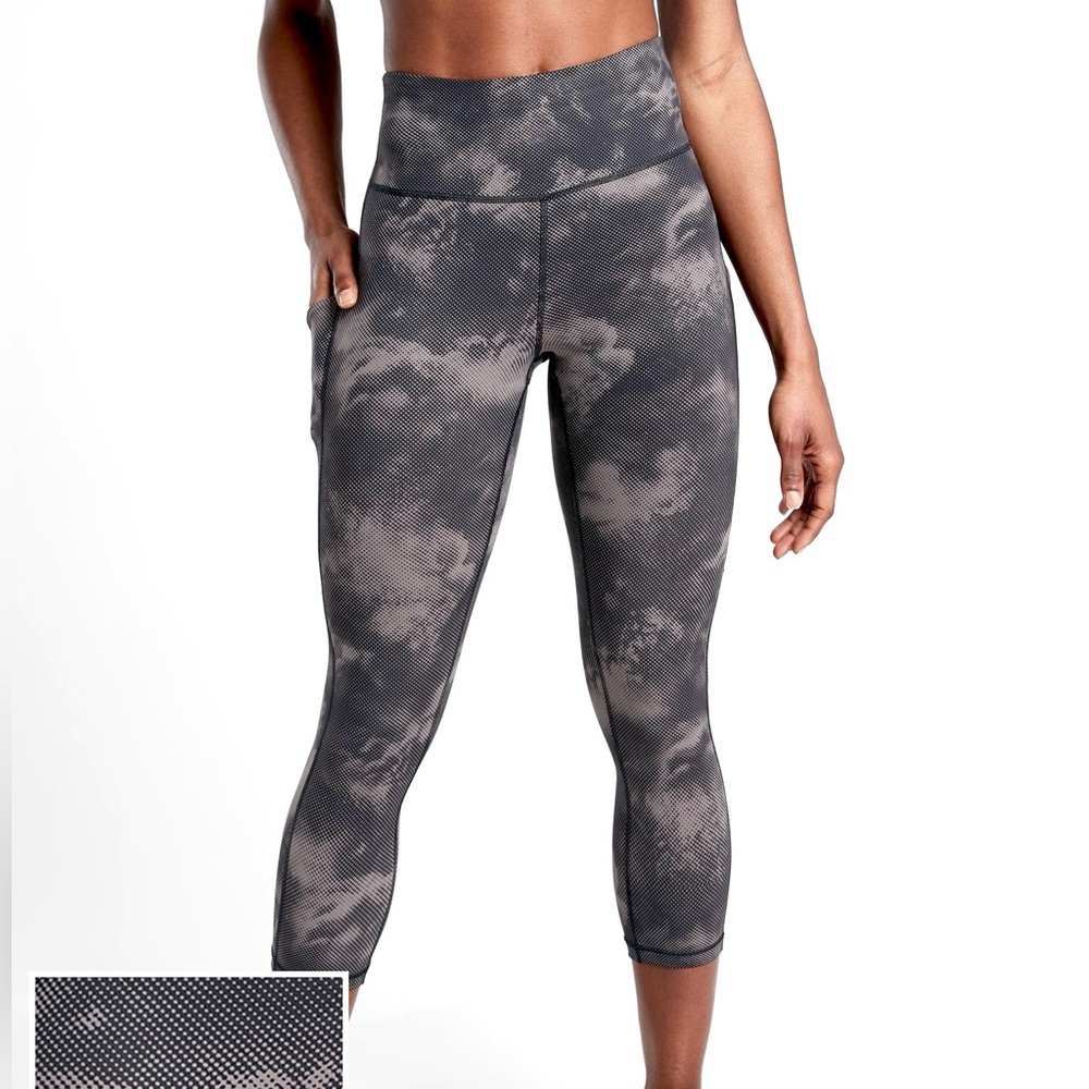 Athleta Ultimate Stash Pocket Printed Gray High-Waisted Capri Leggings size M